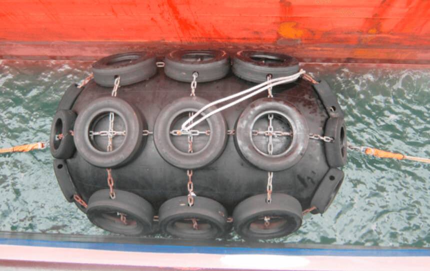 Pneumatic fenders and yokohama type fenders