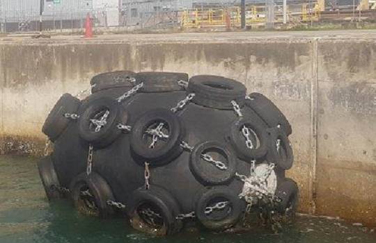 Pneumatic fenders with tire net