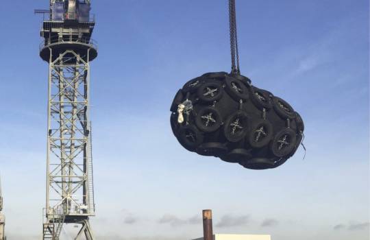 Pneumatic fenders with tire net