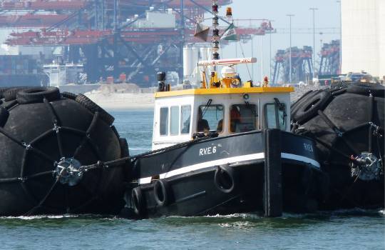 Pneumatic fenders with tire net
