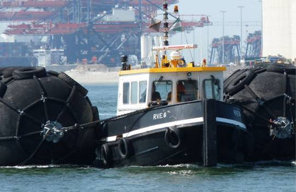 Pneumatic fenders with tire net